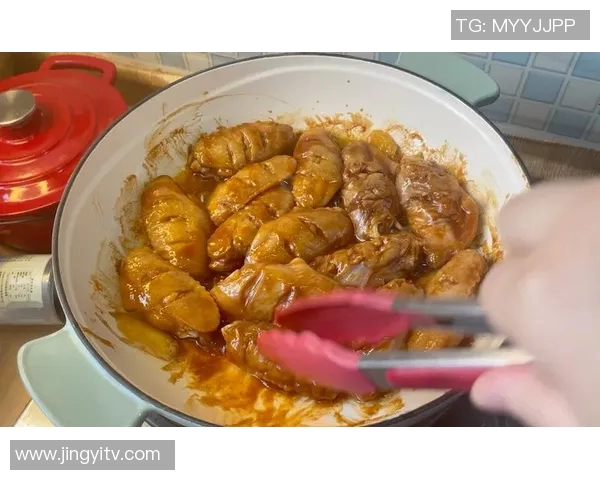 足球明星倾情代言肉松饼视频美味与激情的完美结合让你欲罢不能